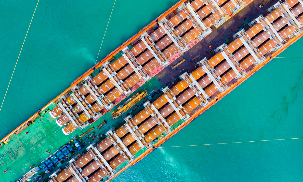 2月下旬，在中國海油下屬海油工程珠海建造場地，亞洲最長、最重導管架鋼樁——“海基二號”導管架鋼樁完成裝船，預計3月中旬離港。圖為“海基二號”導管架鋼樁開展裝船固定作業。