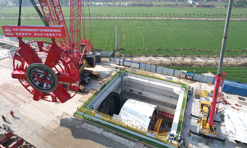 “通甬園夢號”盾構機搭載的“推拼同步+同步雙液注漿+整體式全預制箱涵同步拼裝”成套先進技術，在國內超大直徑盾構設備中尚屬首次應用，將全面提升盾構施工安全、施工效率和成型隧道質量。圖為刀盤吊裝現場。