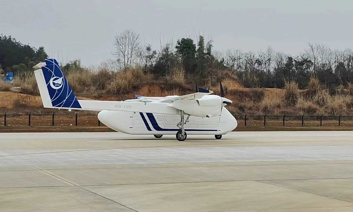 該項目是西飛民機首次開展的無人機項目，研制過程中遇到很多挑戰，項目團隊迎難而上，攻克多項技術難關。3月初，HH-100航空無人運輸系統驗證機完成轉場四川北川永昌機場和滑行前準備工作，進入低滑試驗階段。先后完成低速人工滑行科目、自主滑行數據采集及控制律調參。