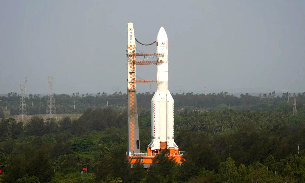 嫦娥六號探測器、長征五號遙八運載火箭分別于1月、3月運抵發射場后，陸續完成總裝、測試等各項準備工作。4月27日，承載著長征五號遙八運載火箭的活動發射平臺，緩緩將器箭組合體從垂直測試廠房安全轉運至發射區。后續將按計劃開展各項功能檢查、聯合測試、推進劑加注等工作。