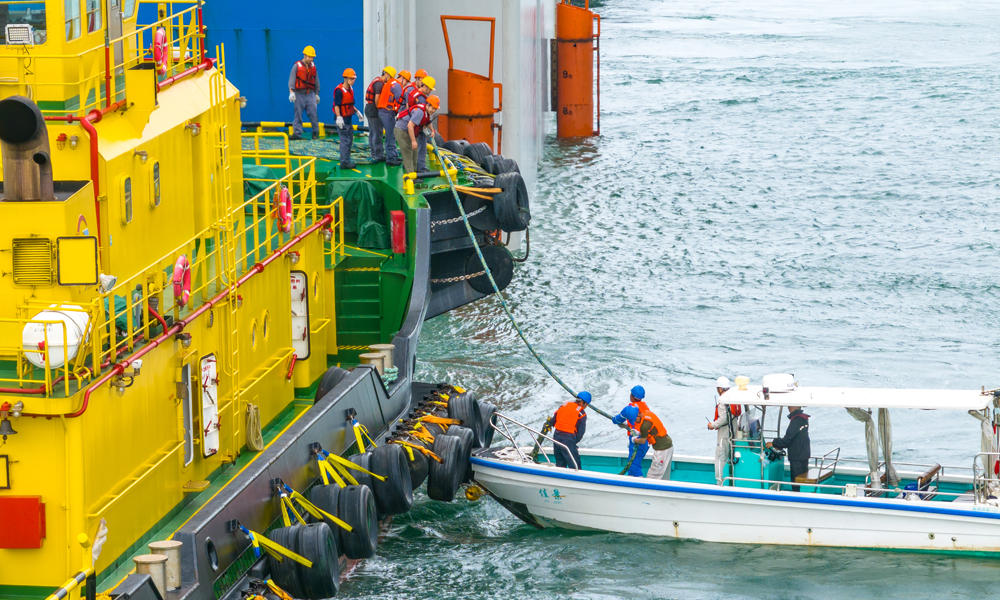 “‘海葵一號’運抵珠江口盆地的流花油田后，將通過12根長達2570米的系泊纜繩牽引，漂浮在水深324米的大海上工作，每天能處理約5600噸原油。”中國海油深圳分公司流花油田開發項目組安裝負責人介紹。圖為施工人員在浮卸作業過程中，為“海葵一號”掛載濕拖纜。