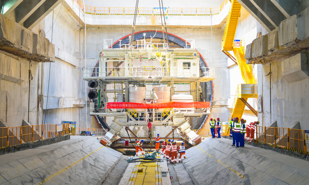 濟南黃崗路穿黃隧道工程是構建南北向跨黃河的大通道之一，建成后，將助力濟南主城區與新舊動能轉換起步區互聯互通，有力推進起步區建設全面提速，促進濟南從“大明湖時代”邁向“黃河時代”，為黃河流域生態保護和高質量發展提供有力支持。圖為始發井內，盾構機臺車吊裝到指定位置。