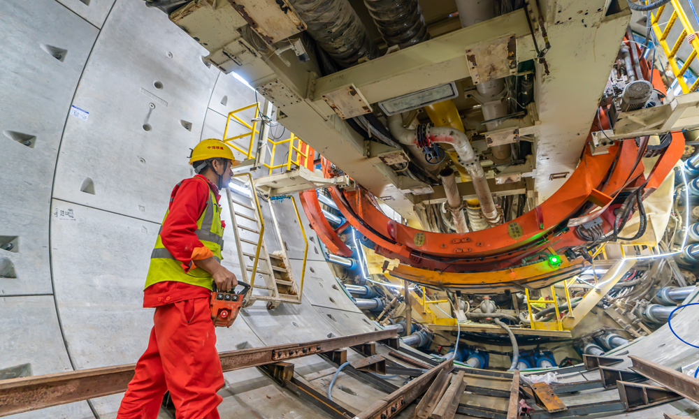 據了解，項目部克服了長距離、大埋深、高水壓、地質復雜等施工難題。作為國內在建城際鐵路最長海底盾構隧道，隧道拱頂在海平面以下最大埋深達62.3米，折算水頭壓力超6巴，相當于一個雞蛋上承載了12斤以上的重物，盾構機在海域下方高水壓環境中掘進，易出現海水貫通風險。同時盾構機穿越上軟下硬不良地質，長距離施工高強度微風化花崗巖，巖石最大強度達105兆帕，長距離在高水壓復合地層中掘進，對盾構刀具可靠性要求極高。圖為建設者正在進行管片拼裝作業。