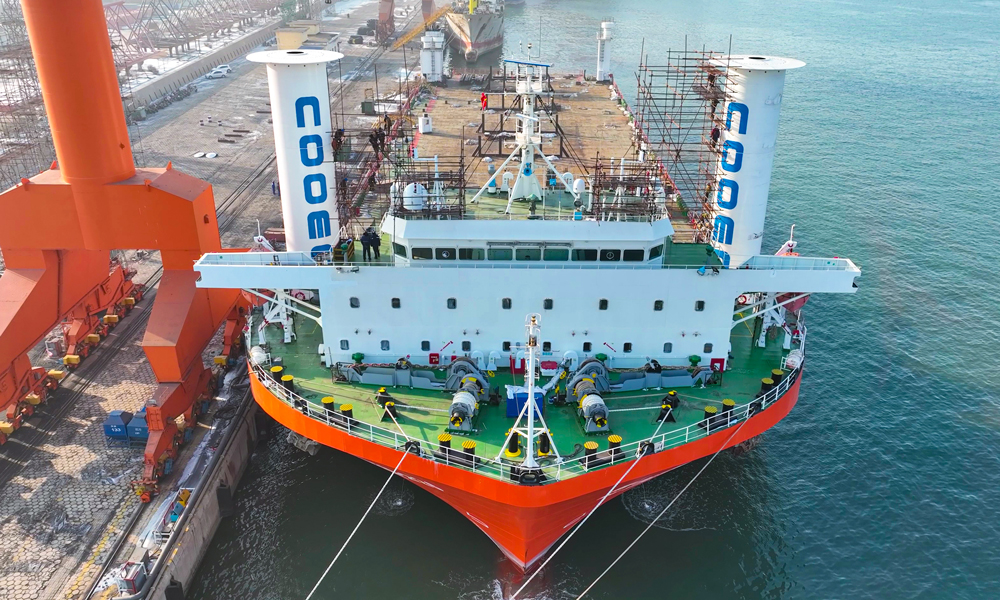 近日，中國海油發布消息，我國自主研發制造的亞洲首套船用風力旋筒助推系統成功投用，標志著我國船舶動力技術獲突破，在商用船舶旋筒風帆系統技術領域實現零的突破，對于推動船舶運輸行業綠色低碳發展具有重要示范意義。圖為我國自主研發制造的亞洲首套船用風力旋筒助推系統加裝在“海洋石油226”甲板前部兩側。楊云展 攝