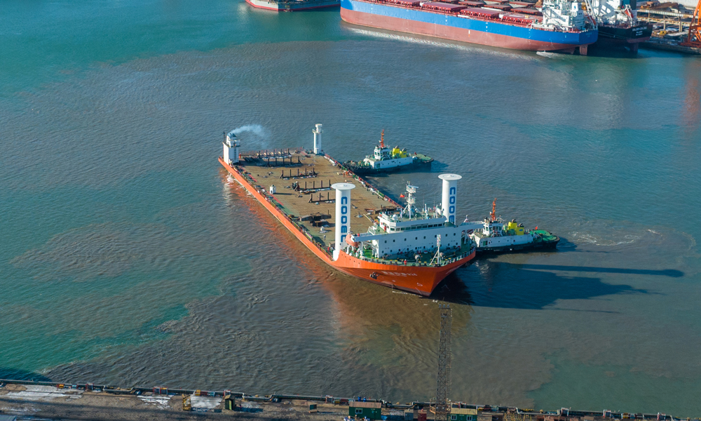 旋筒風帆系統是利用風能來驅動船舶的新技術，通過電機驅動旋筒旋轉，產生與來風方向垂直的推力。本次投用的旋筒風帆系統安裝于萬噸級大型甲板運輸船“海洋石油226”甲板前部兩側，由復合材料外筒、鋼質內塔、電機、底座等構成，設計高度18米，直徑4米，單體重40噸，最大轉速 200轉/分鐘，可在零下25攝氏度環境下工作，適用于全球緯度最低的結冰海域。圖為“海洋石油226”船加裝船用風力旋筒助推系統后試航。楊云展 攝