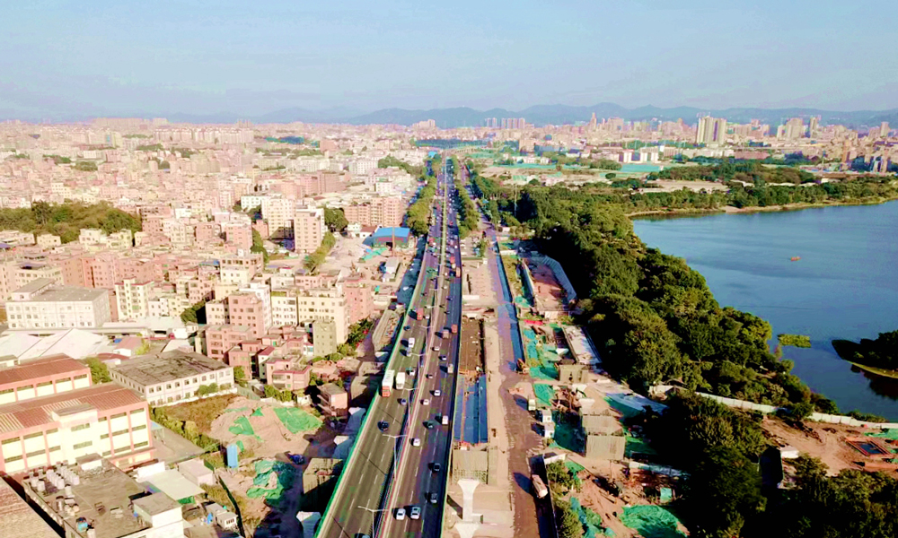 近日，中鐵三局承建的廣州白云（棠溪）站8標段華快立交工程正式開通運營。該立交位于廣州市白云區白云湖公園北側，是連接新建廣州白云站至白云機場的重要交通要道。棠溪8標華快立交工程作為廣州白云站主要配套市政工程道路之一，與白云站同步設計、實施和投產，施工內容主要包含5條匝道、2座收費站、2條員工專用通道以及配備管養用房。