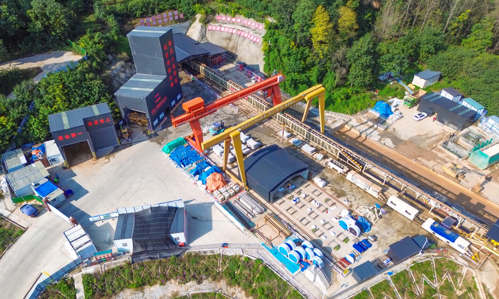 近日，中鐵十二局參建的引漢濟渭二期工程少陵塬隧洞總掘進里程突破2000米大關。少陵塬隧洞位于潏河和浐河之間，全長8625米，目前盾構機正在穿越水砂層。引漢濟渭二期工程建成后將解決西安、咸陽、渭南、楊凌4個重點城市以及沿渭11個中小城市、西安涇渭工業園區和渭北工業區的工業和生活用水問題，受益人口1411萬人。