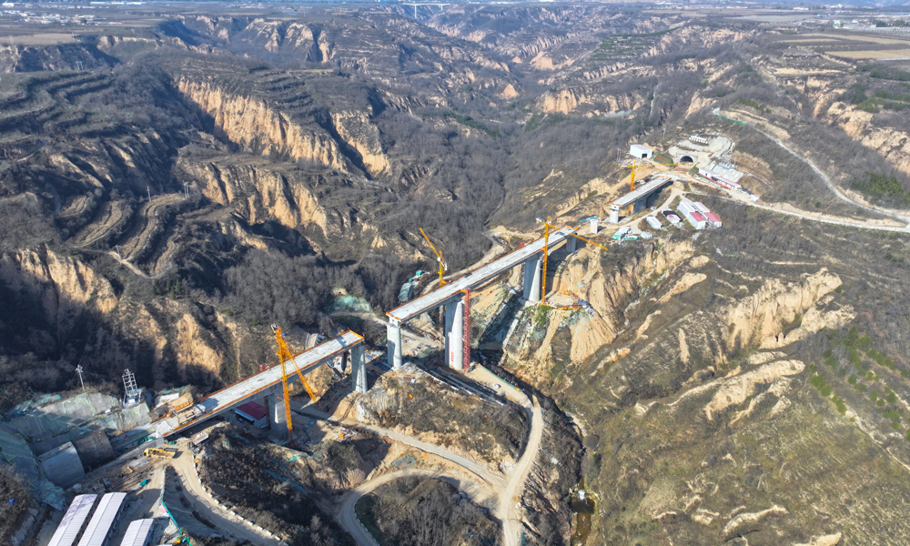 近日，中鐵二十局承建的西延高鐵北洛河特大橋正式進入橋面系施工，該大橋全長908.77米,是全線重難點控制性工程。據悉，西延高鐵是國家高速鐵路網包（銀）海高速鐵路通道的重要組成部分，也是“十四五”時期的重點建設項目，建成運營后，西安至延安的運行時間將從目前的2個半小時縮短至1小時左右，同時結束銅川不通客運火車的歷史，是振興銅川、延安等革命老區，帶動紅色旅游發展的重要交通基礎設施，對加快完善國家高速鐵路網布局、提升陜西省在全國鐵路網樞紐地位具有重要的意義。
