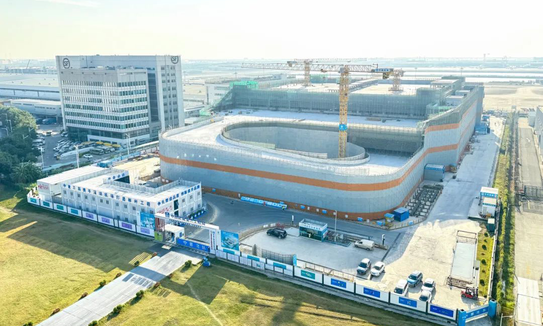 深圳機場東區國際快件一號貨站項目由中建三局承建，是深圳機場“十四五”規劃的重點物流設施。項目總建筑面積約為6.5萬平方米，致力于打造高效、綠色、安全、產業鏈協同發展的國內航空物流業標桿，該項目建設作為深圳機場提升服務品質，優化航線布局重要戰略的關鍵一環，建成后預計貨物吞吐量20萬噸每年，助力深圳機場提升現代化綜合承運能力。