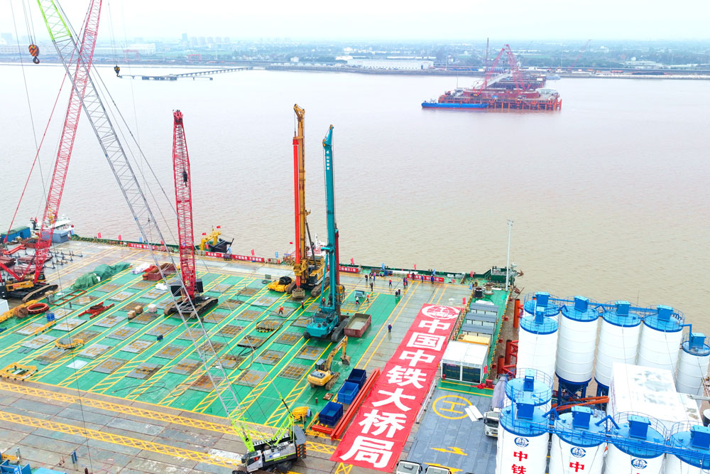 2月22日，中鐵大橋局施工的杭州灣跨海鐵路橋北航道橋9號主塔墩首個鉆孔樁正式開鉆。杭州灣跨海鐵路橋全長29.2公里，包含7個主塔墩。北航道橋主跨450米，包含8號和9號兩個主塔墩及4個邊輔墩。大橋建成后將成為世界最大跨度無砟軌道雙塔雙索面鋼箱-鋼桁組合梁斜拉橋。此次施工的9號主塔墩設計樁徑2.5米、樁長126米，鉆孔深度達147.72米。