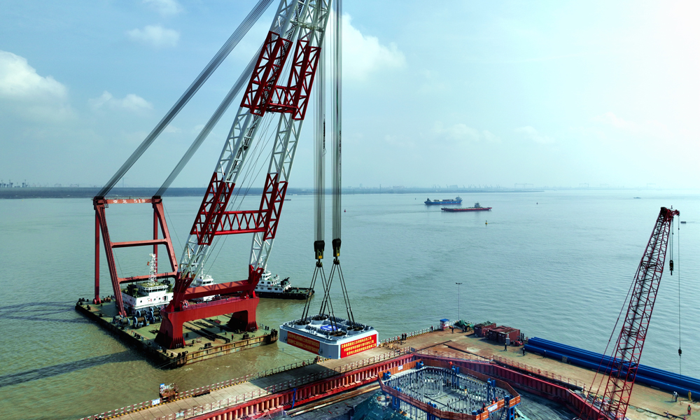 張靖皋長江大橋起自南通市如皋市石莊鎮西側與滬陜高速公路交叉處，止于蘇州市張家港疏港高速公路晨陽互通，線路全長約30公里。大橋主塔高350米，建成后將成為世界最高懸索橋索塔，采用鋼箱-鋼管混凝土約束組合體系，為世界首創，包含上、中、下塔柱，共劃分為30個節段，鋼箱內設4根直徑3.6米鋼管約束混凝土柱，通過腹板、橫隔板與鋼箱形成整體，用鋼量約3.4萬噸。