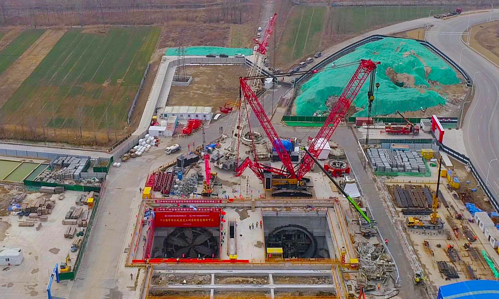 項目團隊對“黃河號”“泰山號”兩臺盾構機的刀盤、沖刷系統等進行針對性升級優化，更加有效地適應黃河流域特有的粉質黏土底層，工效提升20%。在保護好水庫及周邊環境的前提下，做到了工程建設穩中有進。濟南黃河濟濼路北延工程作為濟南新一輪規劃發展及新舊動能轉換的標志性工程，是連通濟南市主城區和新舊動能轉換起步區的重要紐帶，對于推進濟南“攜河發展”戰略，拓展城市空間，引領城市發展，完善城市道路和公共交通體系具有重要意義。圖為工程外景航拍。