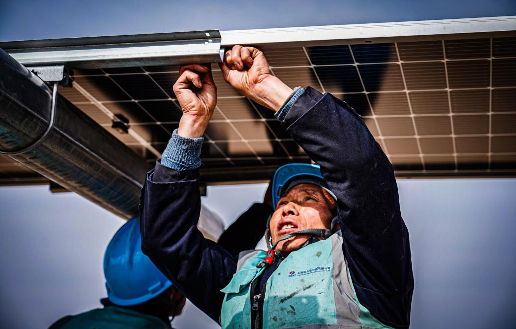 利用平單軸架設光伏組件，組件便可以如向日葵一般追逐陽光，可提高約8%的發電效率。施工人員將光伏組件固定在平單軸上，支架、平單軸、組件之間均通過螺栓進行連接，避免了焊接作業帶來的用電火災風險。