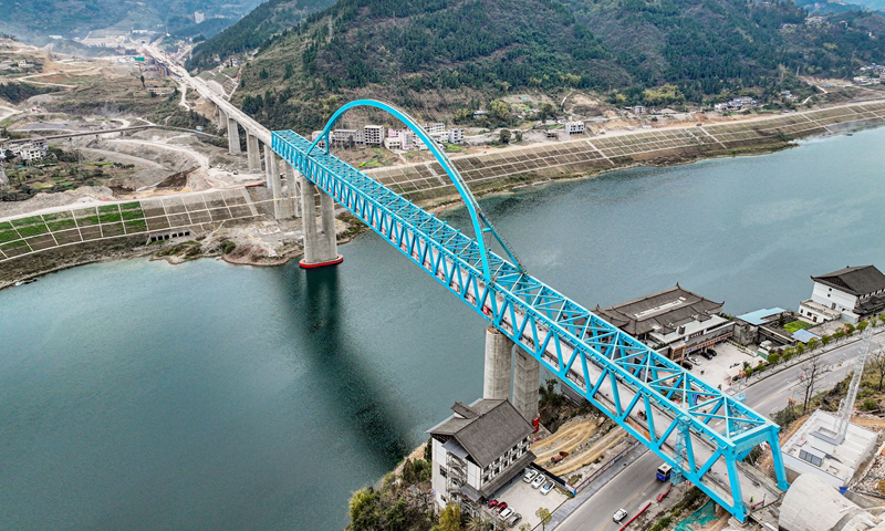 3月16日拍攝的建設中的渝湘高鐵清水坪烏江特大橋（無人機照片）。新華社記者 唐奕 攝