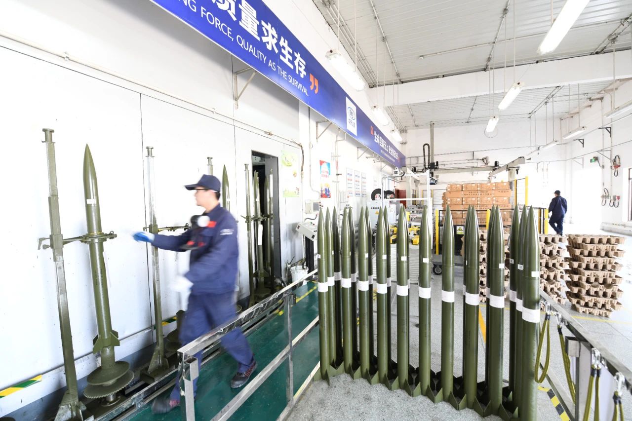 走進航天科技四院中天火箭公司人影火箭科研生產基地，巍峨的遠山與基地內規劃有序的樹木、道路及干凈的藍白色廠房相映成趣。在這家以“服務氣象 保護生態 守護綠水青山”為使命的航天企業，人影火箭均采用環保材料制造，生產過程綠色無害，回收利用綠色環保；稱裝藥、噴漆包裝、總裝等重點生產環節已實現自動化、信息化，生產方式低碳轉型成效顯著。圖為中天火箭公司人影火箭生產現場。