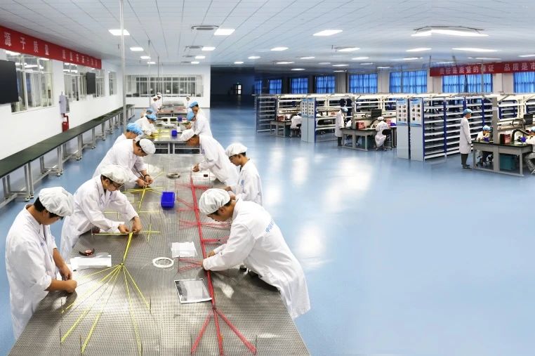 近年來，航天科技九院航天電工湖北航天電纜有限公司持續推動新舊動能轉換，推進傳統產業高端化、智能化、綠色化發展，綠色低碳成為企業高質量發展新底色。圖為工作人員在湖北航天電纜有限公司生產電子元器件。