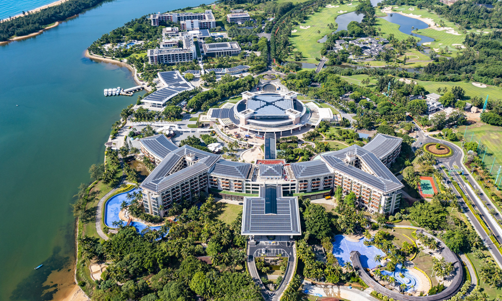 3月18日，歷時近兩年，由中國鐵建旗下中鐵建設集團參與改造施工的博鰲近零碳示范區全面完成，正式進入近零碳運行階段。圖為博鰲近零碳示范區航拍。