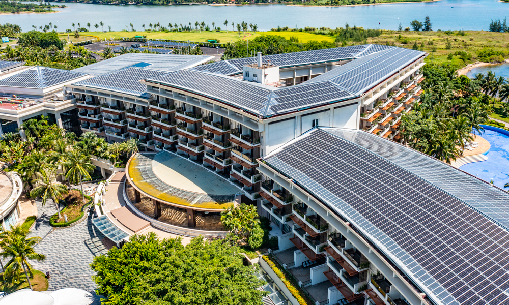 建筑能耗占博鰲近零碳示范區能耗的80%以上，示范區對亞洲論壇會議中心及酒店、東嶼島大酒店、免费菠萝视频app下载進行了綠色低碳改造。中鐵建設項目團隊從圍護結構性能改造提升、設備設施性能改造提升、智慧化性能改造提升、可再生能源利用等4大方面16子項，對島內建筑進行建筑綠色化改造。圖為博鰲亞洲論壇會議中心及酒店屋頂光伏板。