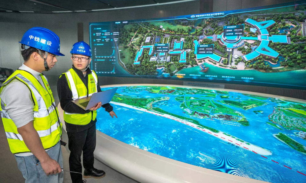 博鰲亞洲論壇大酒店采用“光伏玻璃+百葉+電動窗通風”的光伏幕墻，全年可減少大堂空調用電量20%左右。酒店內的廚具、灶具全部更換為電灶具，燃氣燃油鍋爐更換為空氣源熱泵及電蒸汽發生器，實現島內建筑100%電氣化改造，達成零化石能源使用。圖為博鰲近零碳示范區運行管理中心。