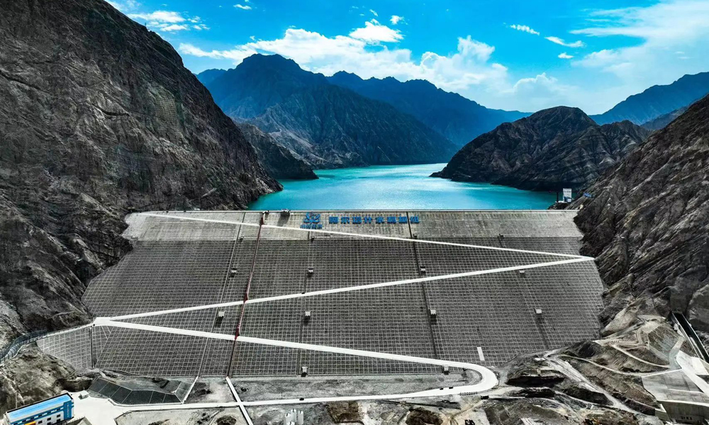 近日，中核集團產業援疆的重點項目阿爾塔什水利樞紐高效利用水資源向葉爾羌河灌區輸水，以確保灌區農田用水需求，為春耕生產打下堅實基礎。該水利樞紐是國務院“十三五”期間國家172項重大水利項目之一。作為中核集團在運最大的水利樞紐，擔當著重要的“兜水”作用。這座防洪興利并舉的民生工程被譽為“新疆的三峽工程”。