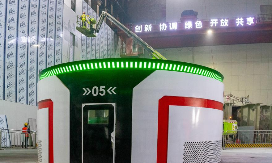 目前瑪爾擋水電站正在進行首臺機組設備狀態檢查、機組調試、試驗數據分析、準備進行涉網試驗，實現首臺機組全方位質量管控和過程掌握。圖為青海公司瑪爾擋水電站首臺機組發電機外罩。