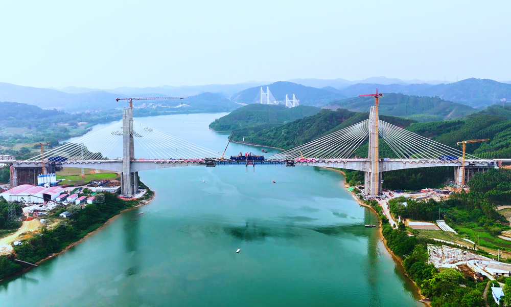 南深高鐵南玉段正線全長193.31公里，是廣西自主投資的首條時速350公里的高鐵，預計今年開通運營，屆時南寧至玉林的鐵路運輸時間將由現在最快1小時44分縮短至50分鐘左右，對優化區域綜合交通結構、構建現代綜合交通運輸體系，推動廣西北部灣經濟區和粵港澳大灣區“兩灣聯動”，實現珠江—西江經濟帶區域協同發展具有重要意義。