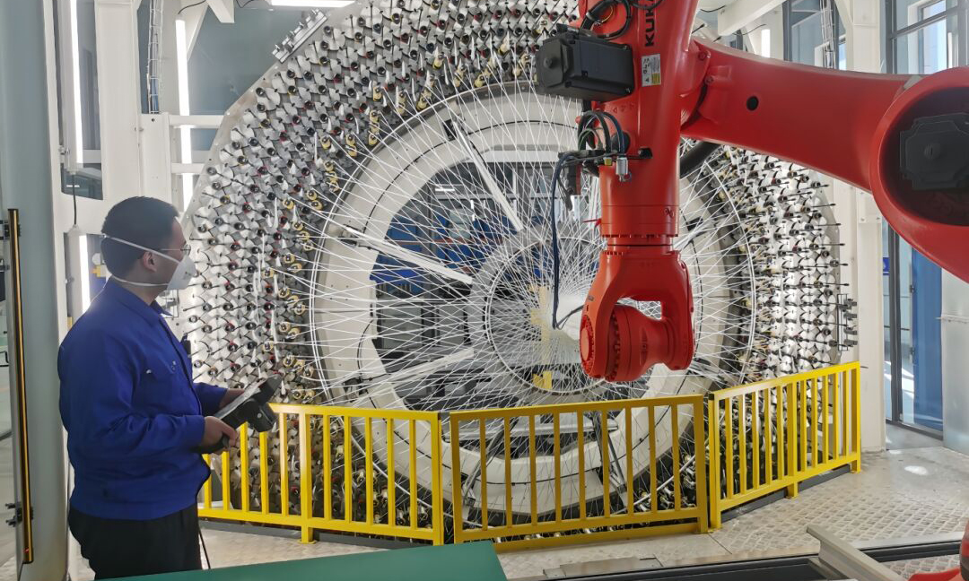 近日，兵器工業集團所屬企業生產現場一片繁忙，工作人員鉚足干勁抓生產，確保產品如期交付。圖為材料院53所科研人員利用三維編織機進行某預成型體制備實驗，持續提升產品性能指標。