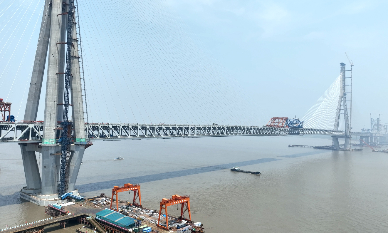 常泰長江大橋跨度大、荷載能力要求高，鋼結構制造精度要求極為嚴格，以確保橋梁的穩固和安全。中鐵工業旗下中鐵山橋依托常泰長江大橋構建了以板材智能下料切割生產線、車間制造執行智能管控系統等為核心的“五線一系統”鋼橋智造新模式，全面提升鋼桁梁制造的自動化、數字化、網絡化、智能化水平，同時應用大型雙三維龍門數控鉆床等設備，將桁梁桿件極邊孔距偏差控制在1毫米范圍內，確保橋梁以毫米級精度合龍。