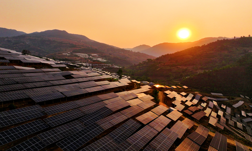 中國華能大沙壩光伏電站位于云南保山，是“央企入滇”項目之一，電站采用農光互補模式，采取集約型布置，配套新建一座220千伏升壓站。電站投運后，每年可提供清潔電量超2.53億千瓦時，相當于節約標準煤7.81萬噸，減少二氧化碳排放21.05萬噸，具有顯著的經濟效益和生態環保效益。