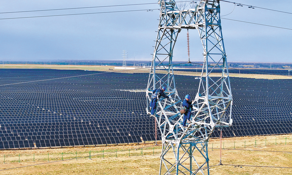 國家電網新疆阿勒泰供電公司工作人員登塔巡檢110千伏中航蓋光線，消除線路金具缺陷，保障清潔能源外送通道穩定運行。