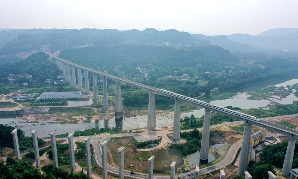 巴南高鐵位于四川省東北部，正線全長148公里，設計時速250公里，于2019年底開工建設。其選線縱貫儀隴、巴中、南鄭等川陜革命根據地核心地帶，是追溯英雄足跡的“紅色高鐵”，更是一條飛躍天塹、打通阻隔，催動區域發展勢能，落實鄉村振興戰略的“振興高鐵”。圖為列車通過巴南高鐵控制性工程、全線第一高橋——恩陽河大橋。