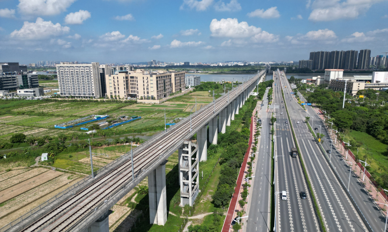 據悉，這條由四條城際鐵路形成的交通“大動脈”線路全長達到258公里，將充分發揮廣州核心城市的輻射帶動作用，把佛山、東莞中心城區納入廣州半小時通勤圈，肇慶、惠州中心城區納入廣州一小時通勤圈，加速形成粵港澳大灣區軌道交通新格局。