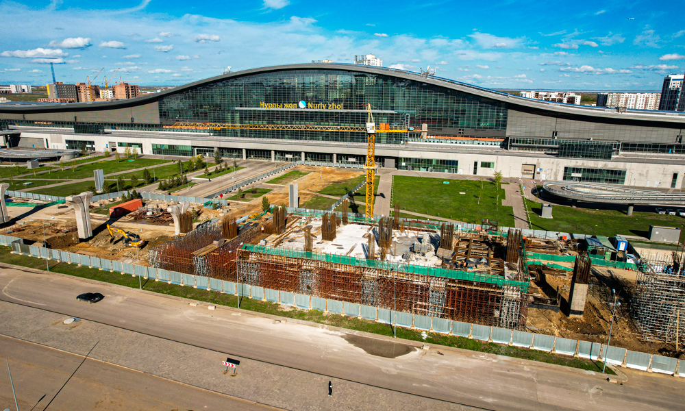 哈薩克斯坦阿斯塔納輕軌路線串聯了國際機場、納扎爾巴耶夫大學、世博園、阿斯塔納大清真寺、阿布扎比廣場、國防部、總統府、國家信息技術中心、中央音樂大廳、國家博物館、新火車站等地標建筑和重點功能區，是中哈共建“一帶一路”的代表性工程。圖為正在建設中的輕軌118車站連通著阿斯塔納新火車站，建成后將實現輕軌與新火車站便捷換乘。