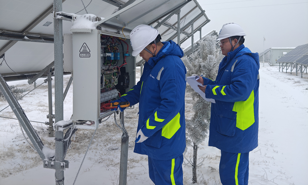 中國節能所屬太陽能公司大同電站運維人員在認真測量匯流箱支路電流，實時掌握各支路發電情況和發電效率。