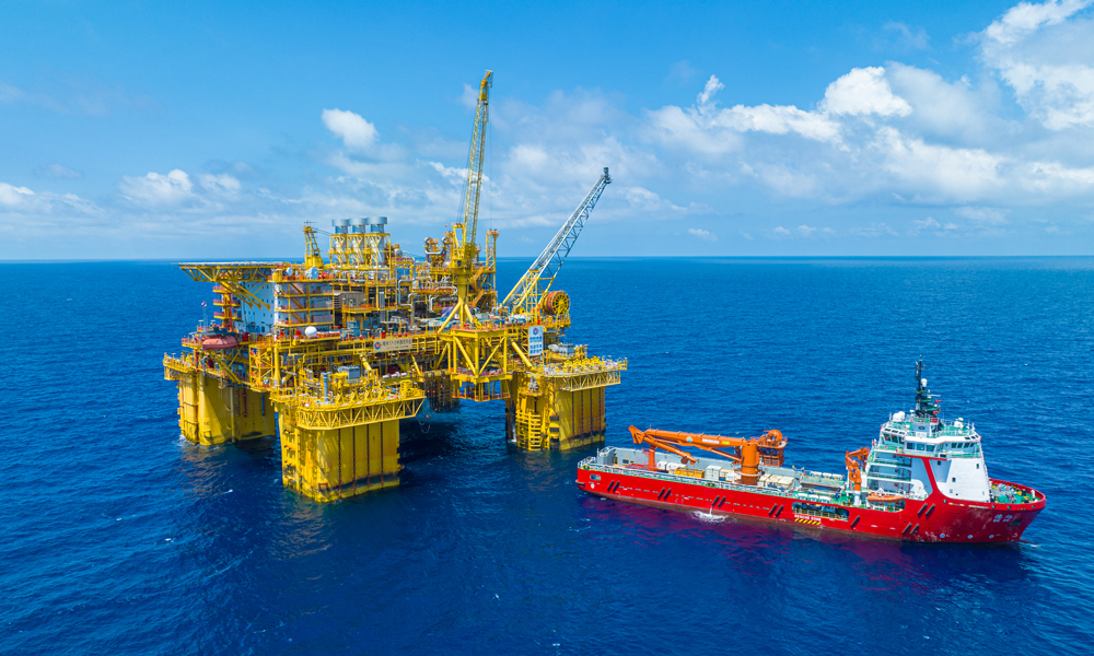 近日，我國首個自營超深水大氣田“深海一號”累計生產天然氣超60億立方米，天然氣日產能從投產之初的700萬立方米提升到目前的1000萬立方米。