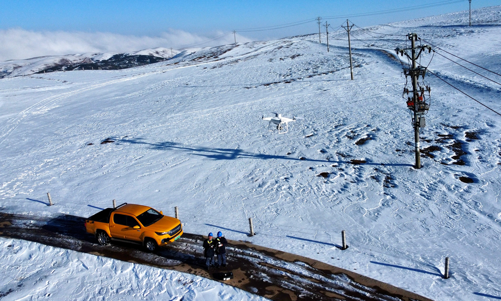 南方電網依托2008年開始建設完善的覆冰在線監測系統，通過在線監測與人工觀冰、無人機巡視相結合的方式，實時監測低溫天氣對輸配電線路帶來的影響，及時開展融冰、除冰工作。連日來，南方電網公司累計出動人員7500多人次、搶修車輛2636臺次、應急發電機627臺次、應急發電車11臺次、無人機241架次開展防冰應急處置工作。圖為1月23日，南方電網云南昭通昭陽供電局大山包供電所對位于海拔3200米的10千伏跳蹲河線開展巡視。