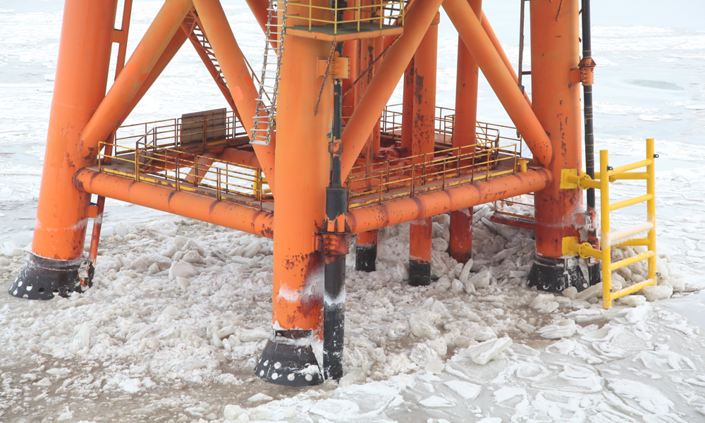 1月下旬，隨著遼東灣連續數天大風降溫，中國海油最北氣田錦州20-2氣田周圍海域最大冰厚接近20厘米。圖為海冰堆積在平臺樁腿。