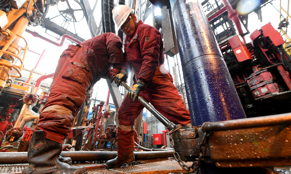 安全生產事故，千防勝于一治。在滴水成冰的作業現場，工作人員正在距離海面不到10米處的閥門器位置反復進行設備檢查，頻繁通過地質卡層分析、壓力監測、泥漿化驗、防噴器維保等舉措，確保在高壓井段，降低風險，提高作業安全系數，以“一萬”的努力防止“萬一”的發生。圖為在鉆臺上，工作人員合力上緊安全卡瓦。