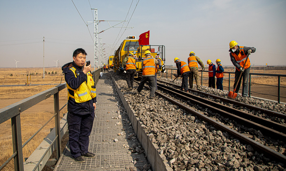 圖為3月下旬，朔黃鐵路黃驊東站員工對管內橋梁的清篩搗固作業進行安全防護。針對集中修連續28天作戰、作業跨度大的實際，該公司加強集中修組織協同，制定每日“一窗一圖”，強化作業現場盯控，保質保量完成首季運輸施工任務。