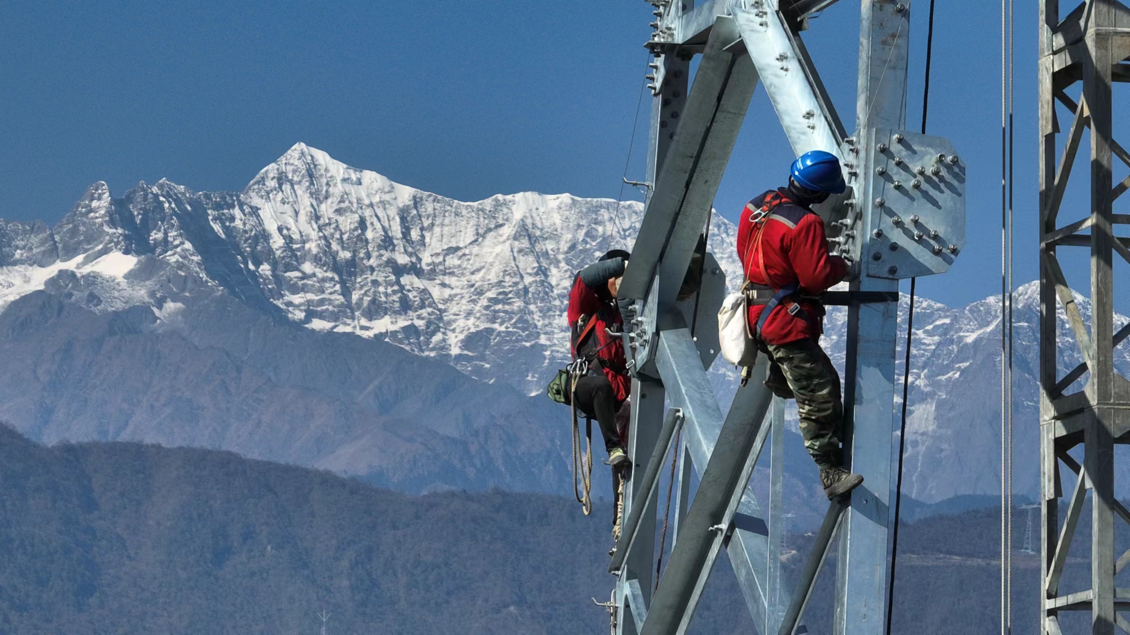 國網四川送變電施工人員在金沙江上游一湖北特高壓直流輸電工程建設現場組裝塔材。.jpg