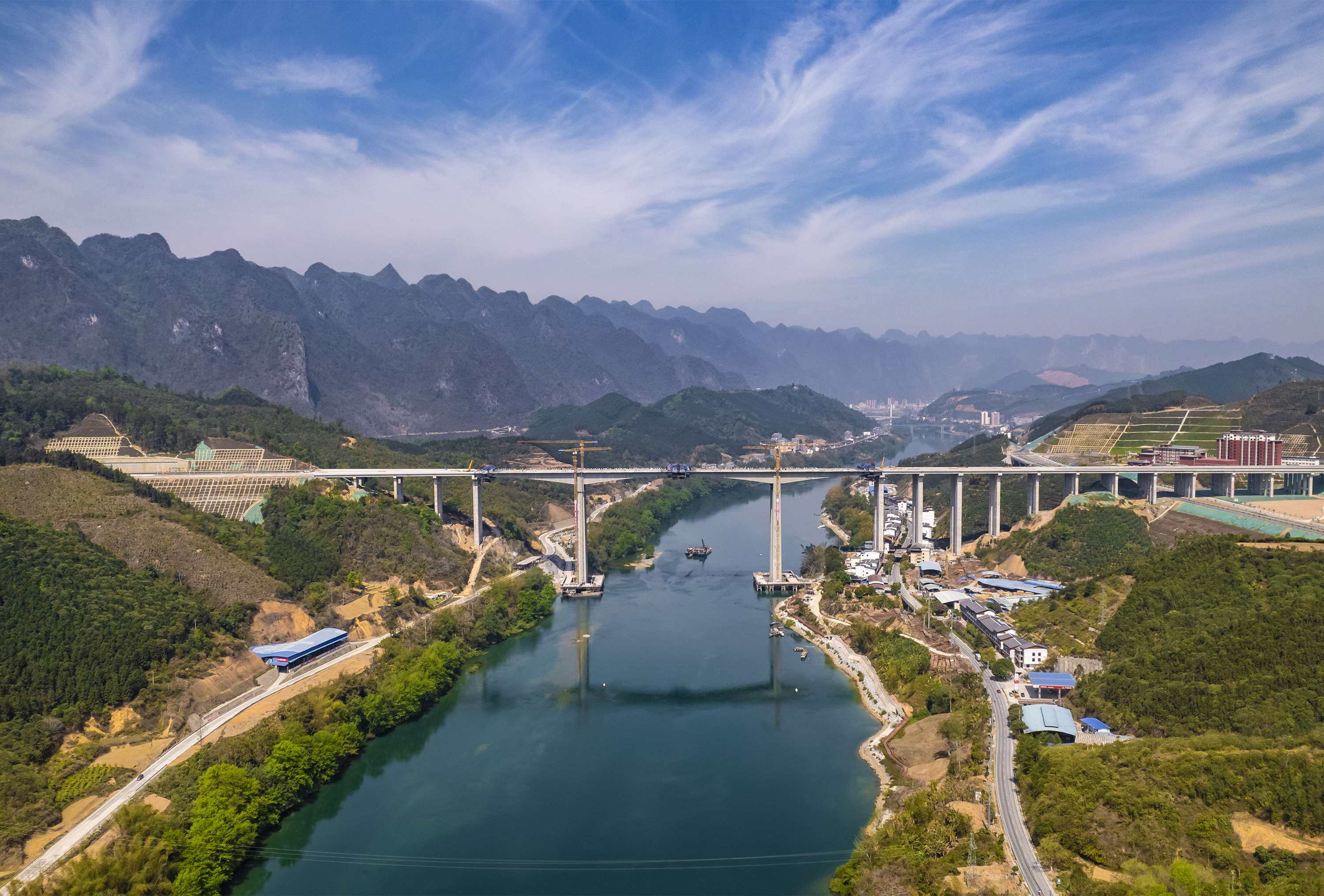 天巴路紅水河特大橋大橋順利合龍 (2).jpg 天巴路紅水河特大橋大橋順利合龍 (2).jpg