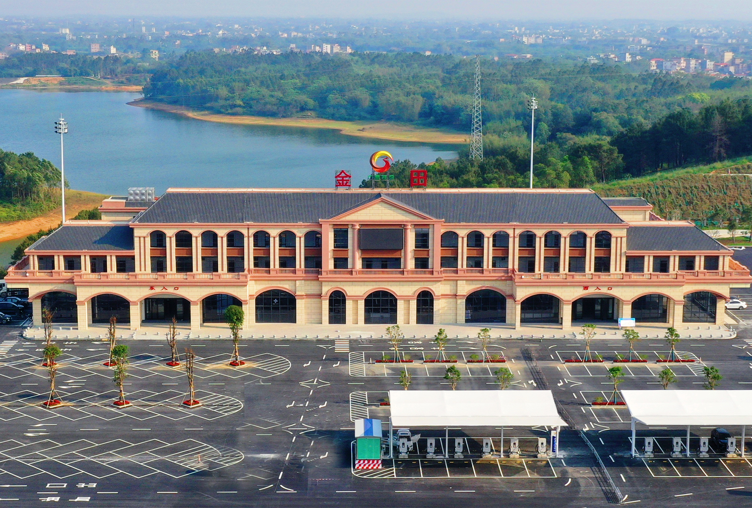 廣西交通投資集團平南至武宣高速公路金田服務區智促”交旅融合“ , 助力鄉村振興.jpg 廣西交通投資集團平南至武宣高速公路金田服務區智促”交旅融合“ , 助力鄉村振興.jpg