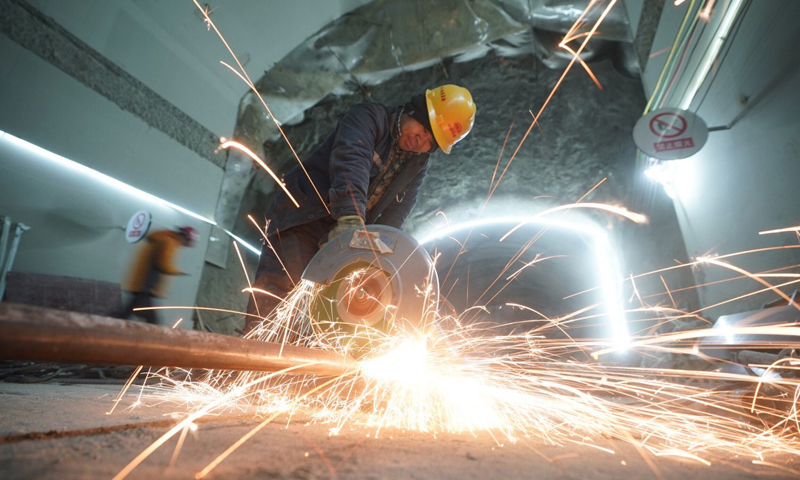 圖為12月28日，中國鐵建十四局的工人在位于北京延慶的隧道內施工。（新華社記者 邢廣利 攝）