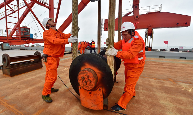 圖為12月28日，工人在平潭海峽公鐵兩用大橋大小練島水道橋上檢查鋼桁梁掛設情況。（新華社記者 林善傳 攝）