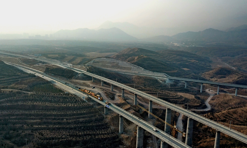 圖為1月6日，工人在崇禮鐵路張家口市下花園區戴家營大橋鋪軌現場工作。（新華社記者 楊世堯 攝）