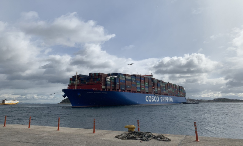 圖為2月15日，在希臘比雷埃夫斯港，“中遠海運雙魚座”輪進港。（新華社記者 于帥帥 攝）