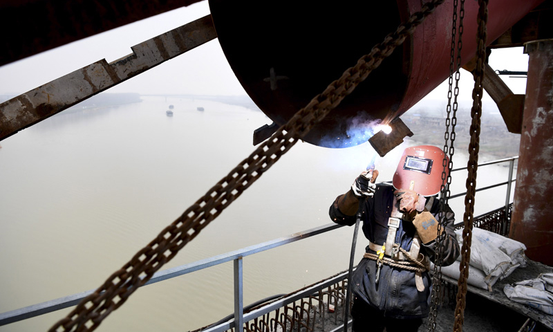 據了解，本次合龍的鋼管拱，拱跨度為220米，矢高為44米，采用大節段原位整體同步提升的方式進行吊裝，整個鋼管拱同步提升起吊重量約為800噸，提升高度約為26.53米。圖為2月27日，施工人員為商合杭鐵路跨淮河特大橋鋼管拱提升合龍做施工準備。（新華社記者 劉軍喜 攝）