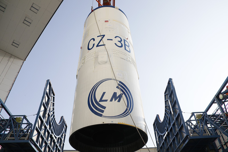 圖為長三乙火箭吊裝。