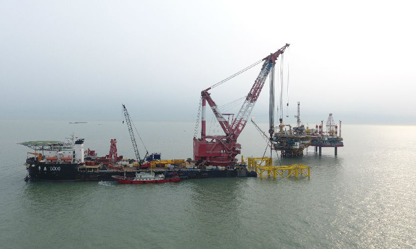 吊車作為海上油氣平臺的關鍵設備，肩負著貨物吊裝、生活物資補給、人員轉運等重要使命。南堡35-2WHPB平臺維修班組緊緊圍繞本質安全，強化設備設施的完整性管理，對吊車存在的風險隱患進行全面排查分析，制訂維修計劃，為即將開展的稠油蒸汽驅熱采作業提供有力的設備保障。圖為3月4日，南堡35-2WHPB平臺維修班組對吊臂動滑輪組進行檢修。（杜鵬輝 攝）