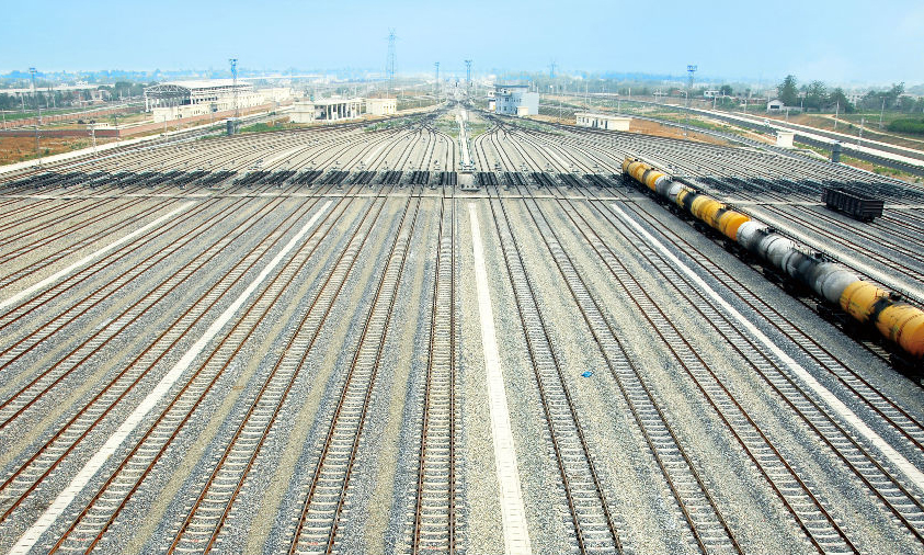 中國通號世界首創、擁有完全自主知識產權的編組站自動化系統（CIPS），實現貨運車站調車和編組作業智能化、自動化，助力我國鐵路貨運效率達到全球最高水平。目前該系統已應用于亞洲最大編組站——鄭州北站以及成都北、貴陽南、武漢北等大型貨運車站，市場占有率達60%以上。